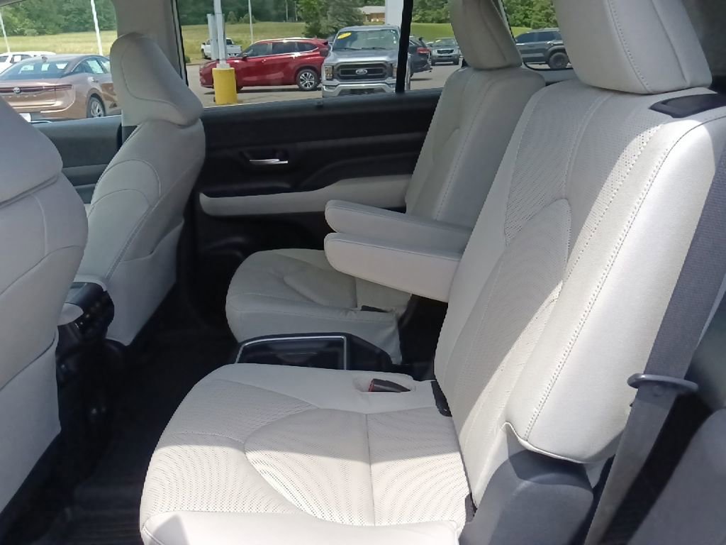 Used 2024 Toyota Grand Highlander AWD image 29