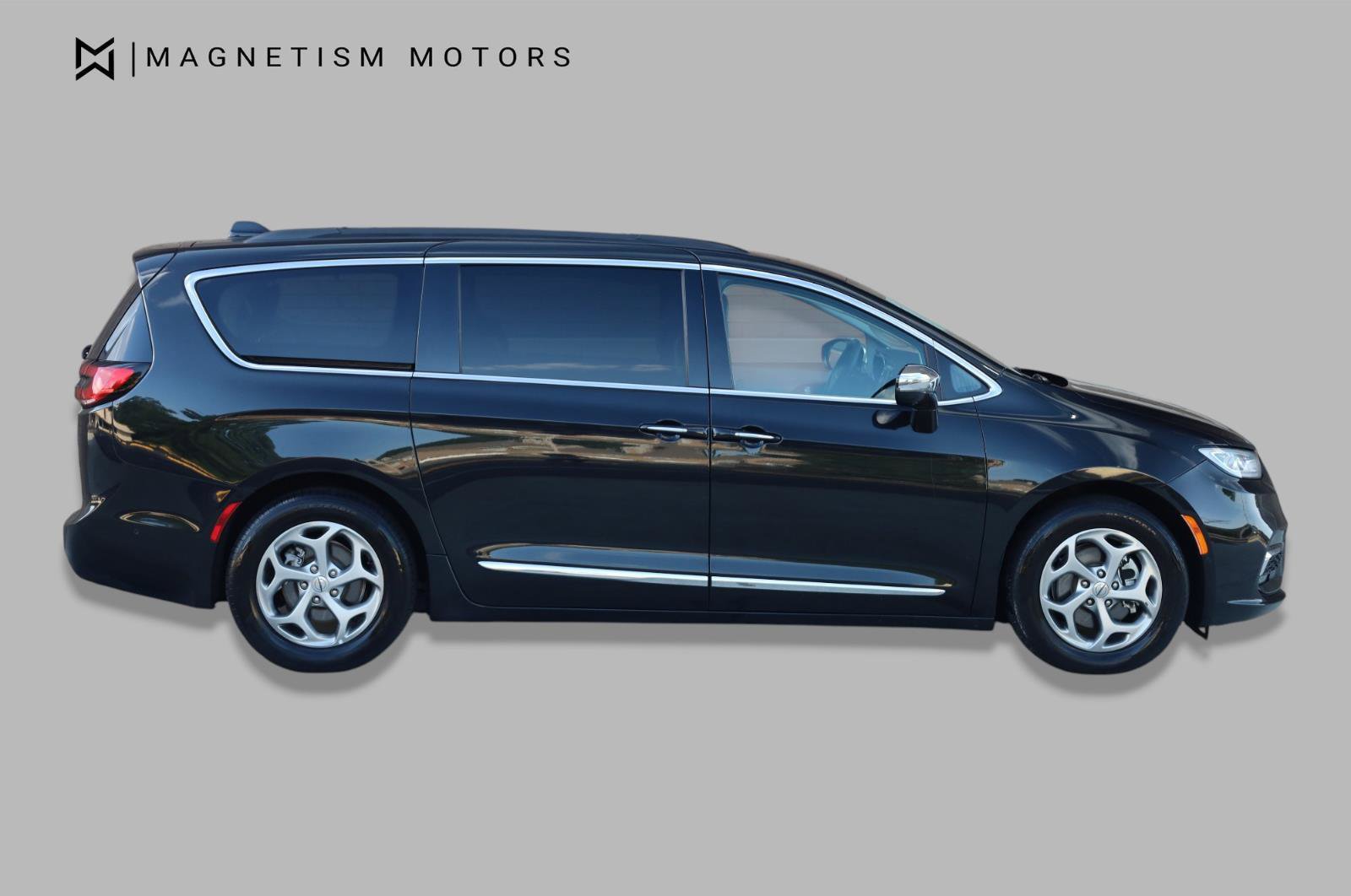 Used 2022 Chrysler Pacifica Limited FWD image 2