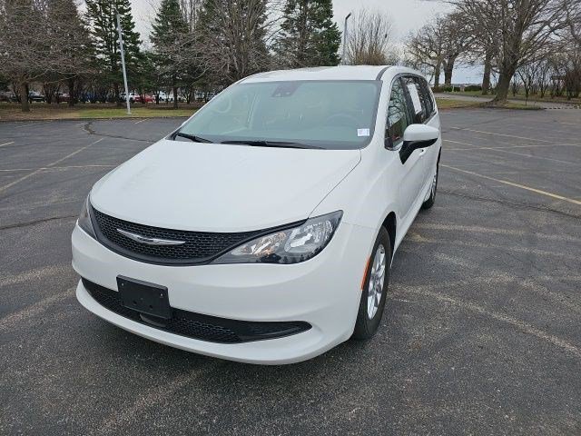 Used 2023 Chrysler Voyager LX image 2