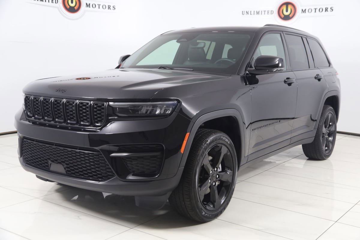 Used 2024 Jeep Grand Cherokee Altitude AWD/4WD image 5