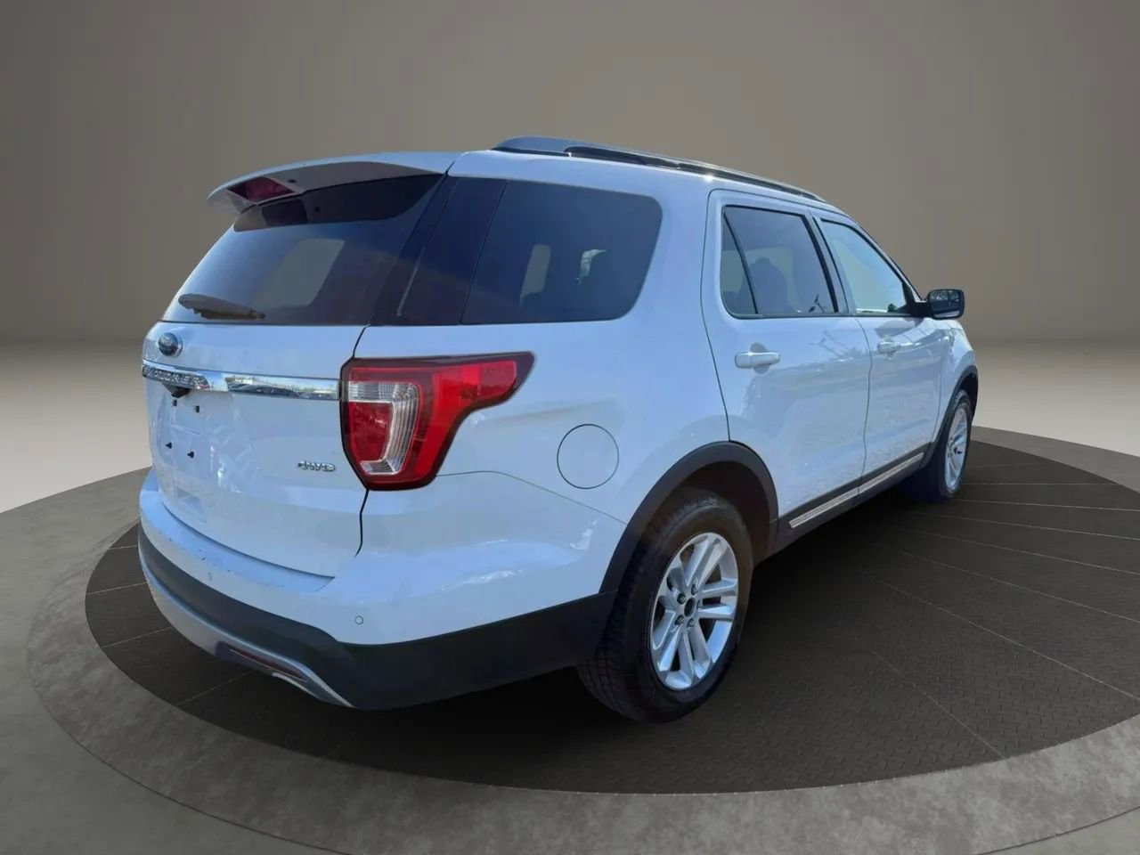 Used 2017 Ford Explorer XLT AWD/4WD image 5