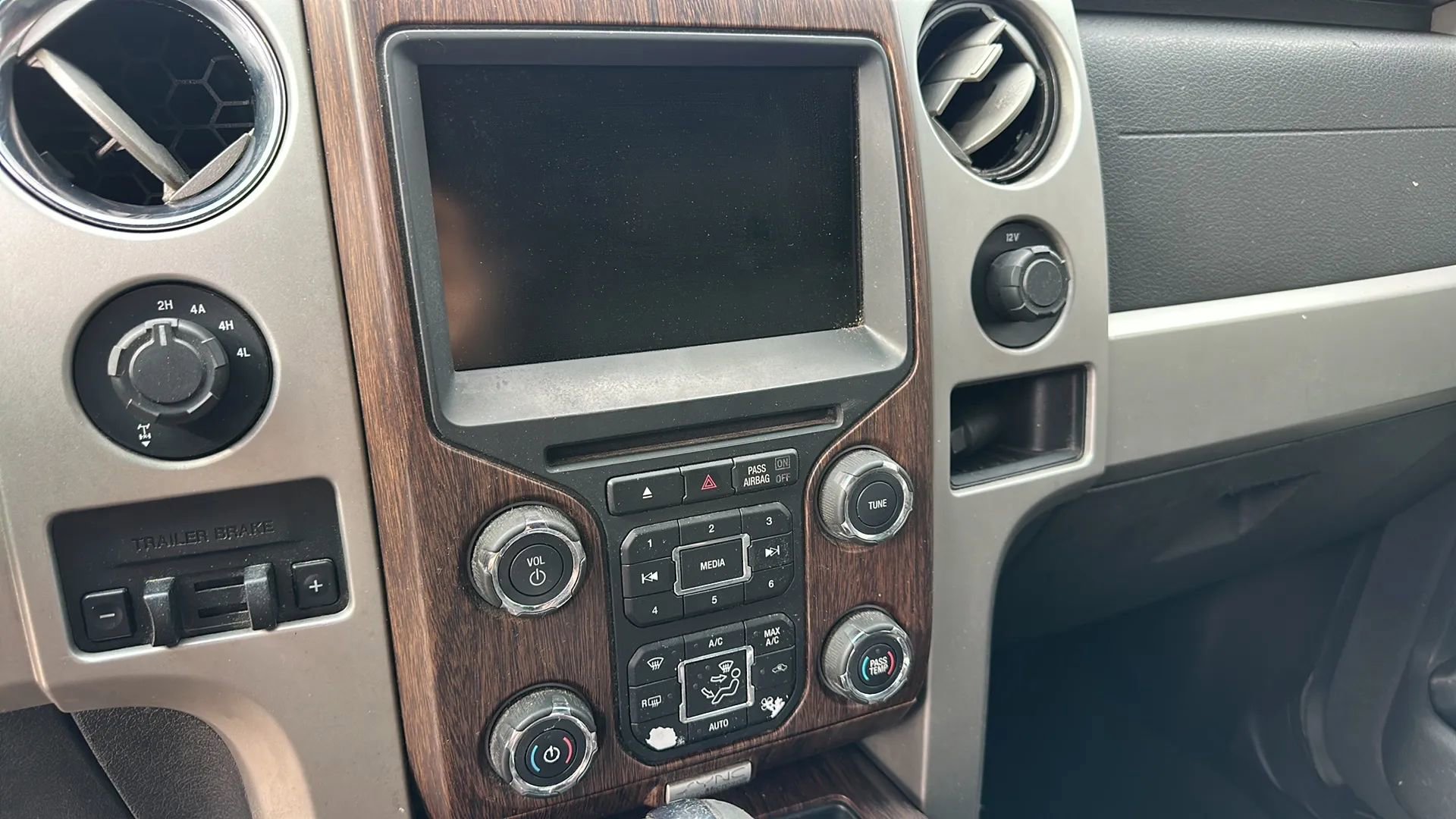 Used 2014 Ford F150 Lariat w/ Equipment Group 502A Luxury image 21