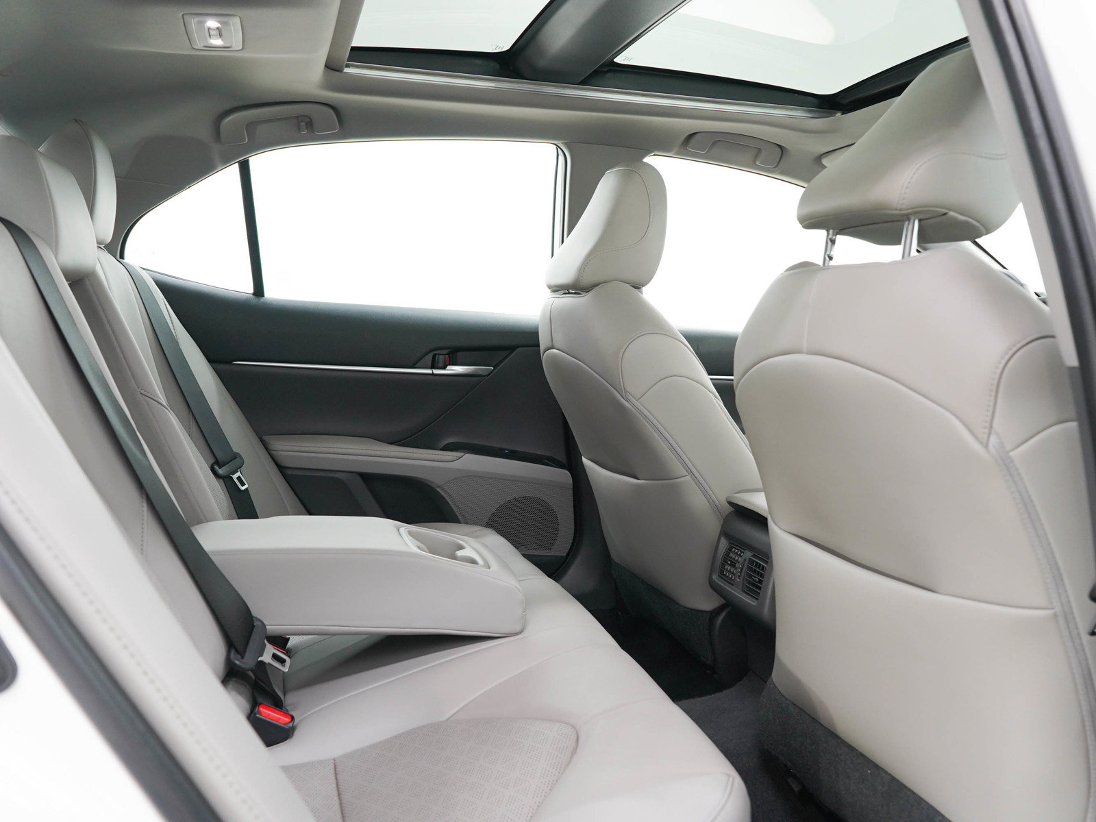 Used 2020 Toyota Camry XSE w/ Blackout Package FWD image 12