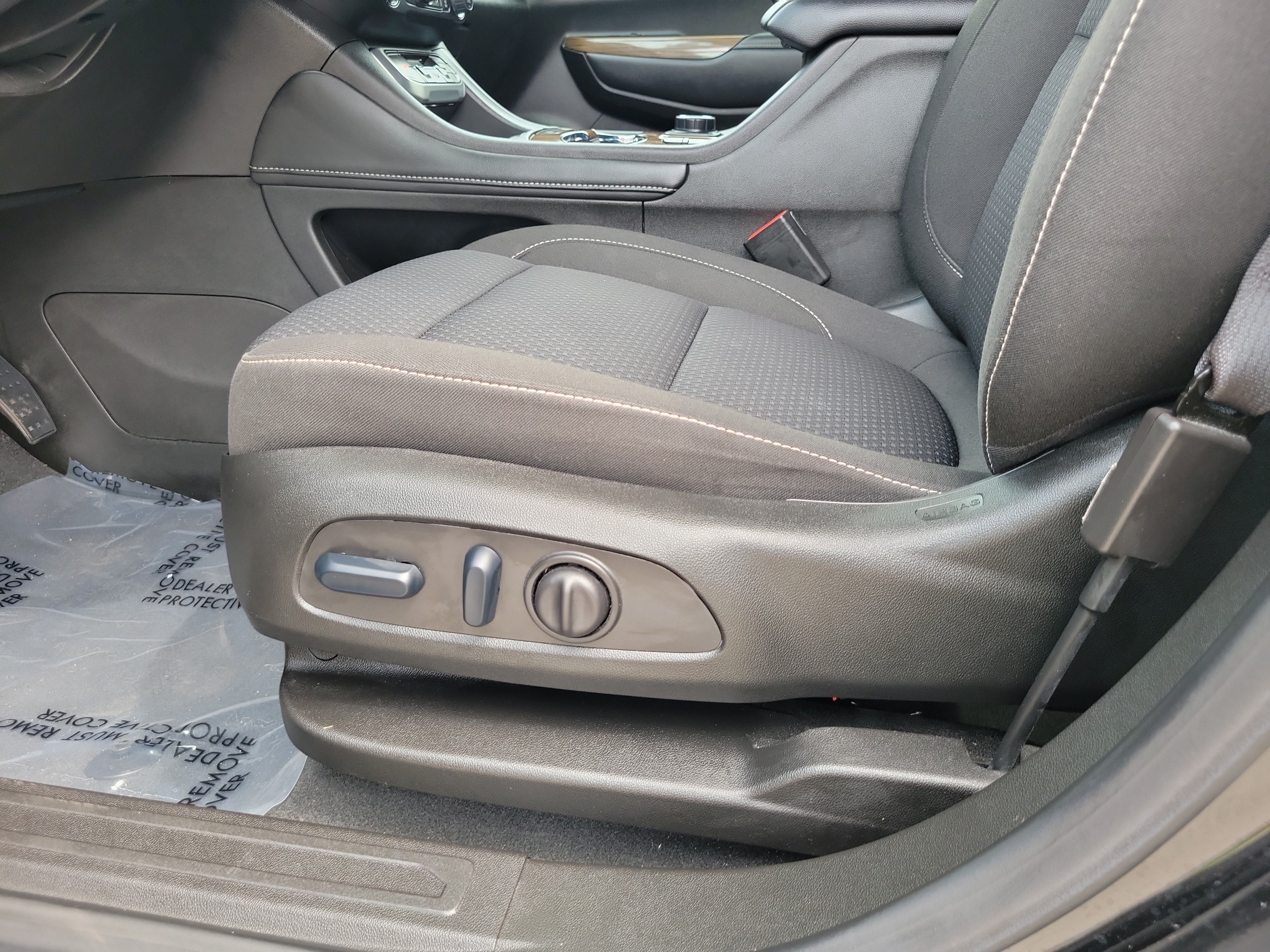 Used 2023 GMC Acadia SLE w/ Driver Convenience Package FWD image 12