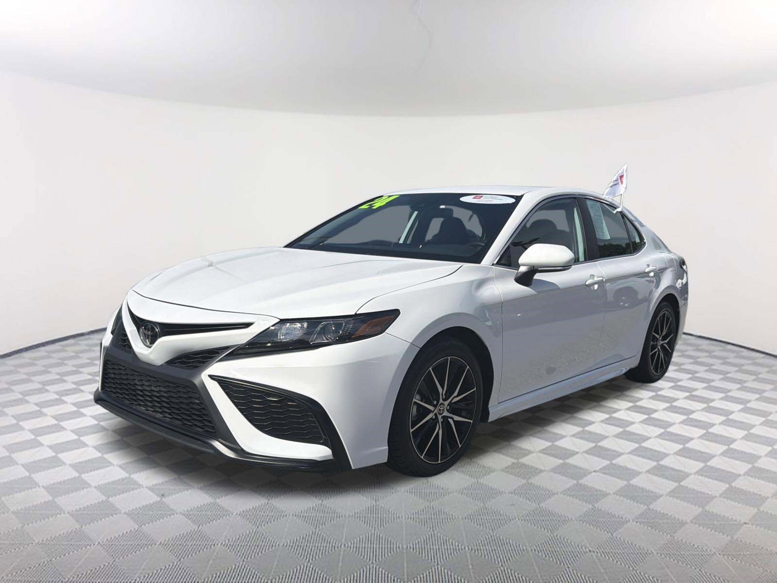 Certified 2024 Toyota Camry SE w/ Cold Weather Package AWD/4WD image 3