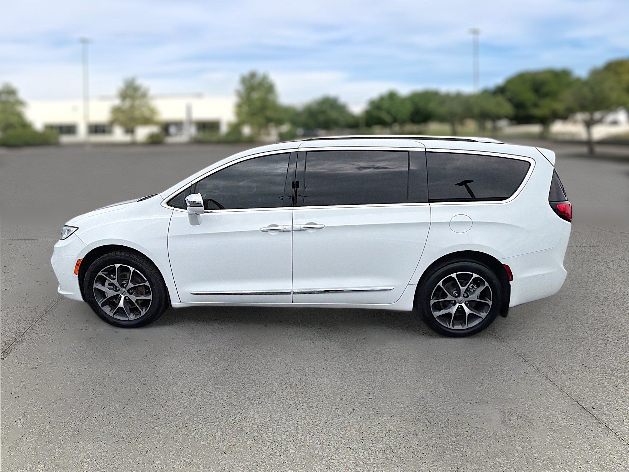 Used 2021 Chrysler Pacifica Limited w/ Uconnect Theater Family Group AWD/4WD image 4