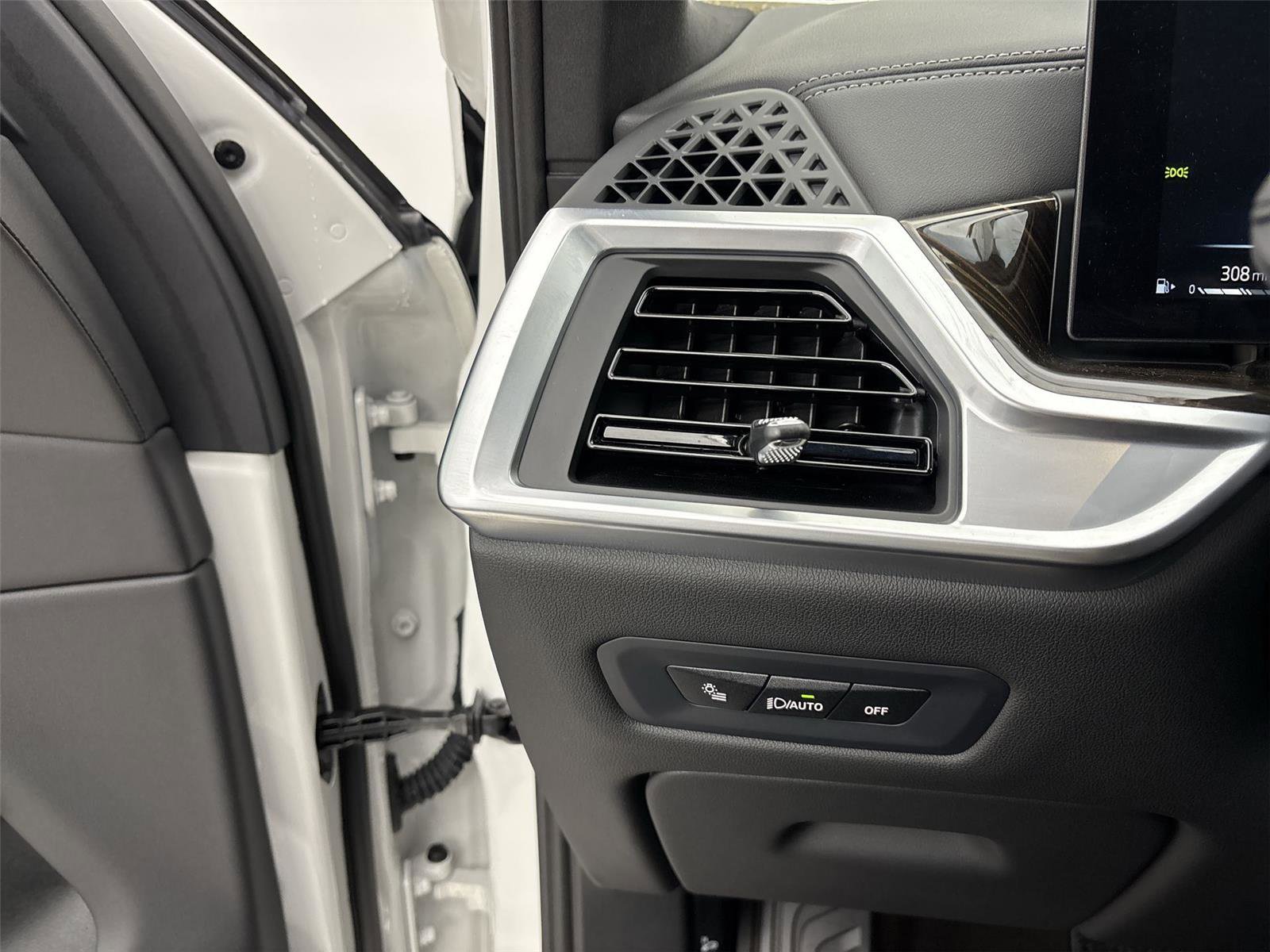 Used 2024 BMW X5 xDrive40i w/ Premium Package image 31