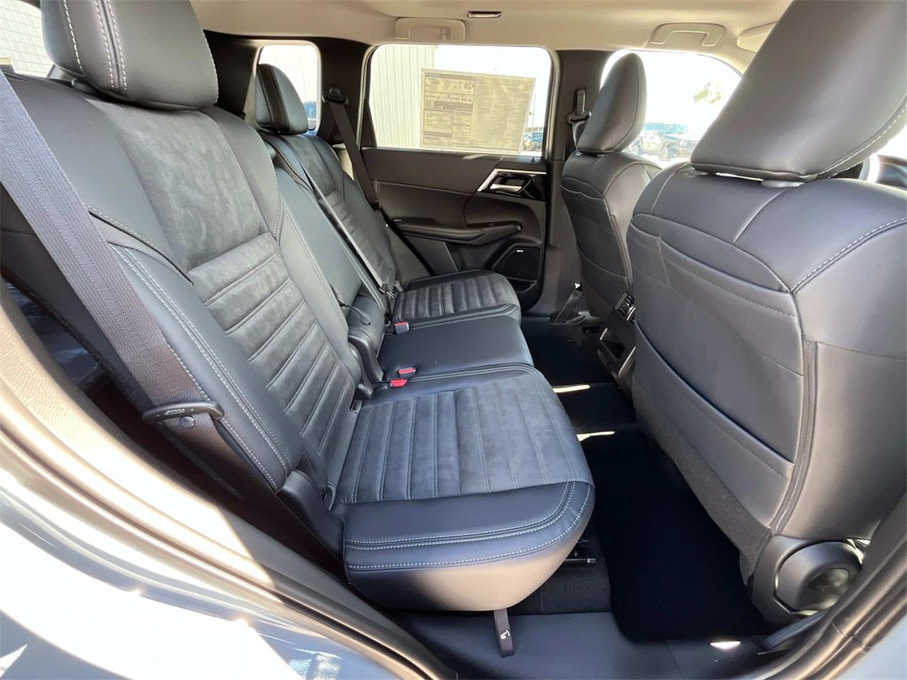 New 2025 Mitsubishi Outlander SE image 14