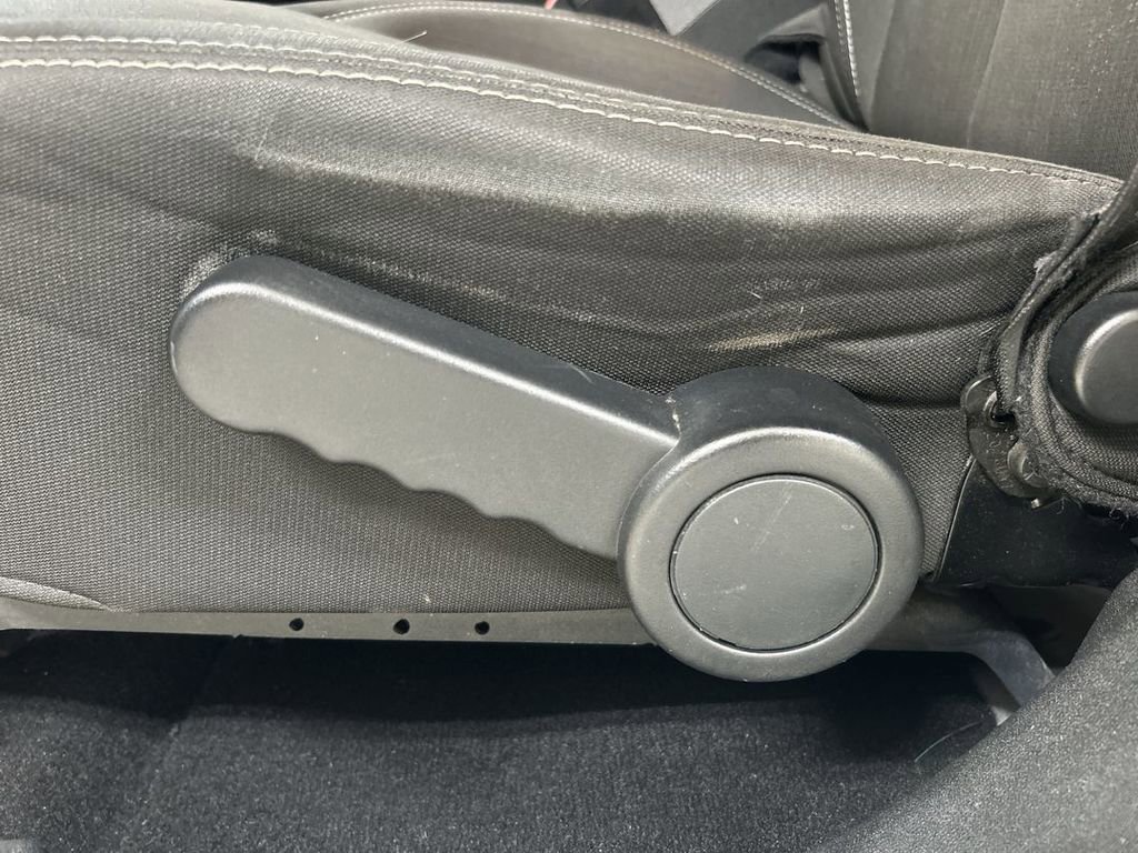 Used 2017 Jeep Wrangler Unlimited Sahara w/ Connectivity Group AWD/4WD image 10