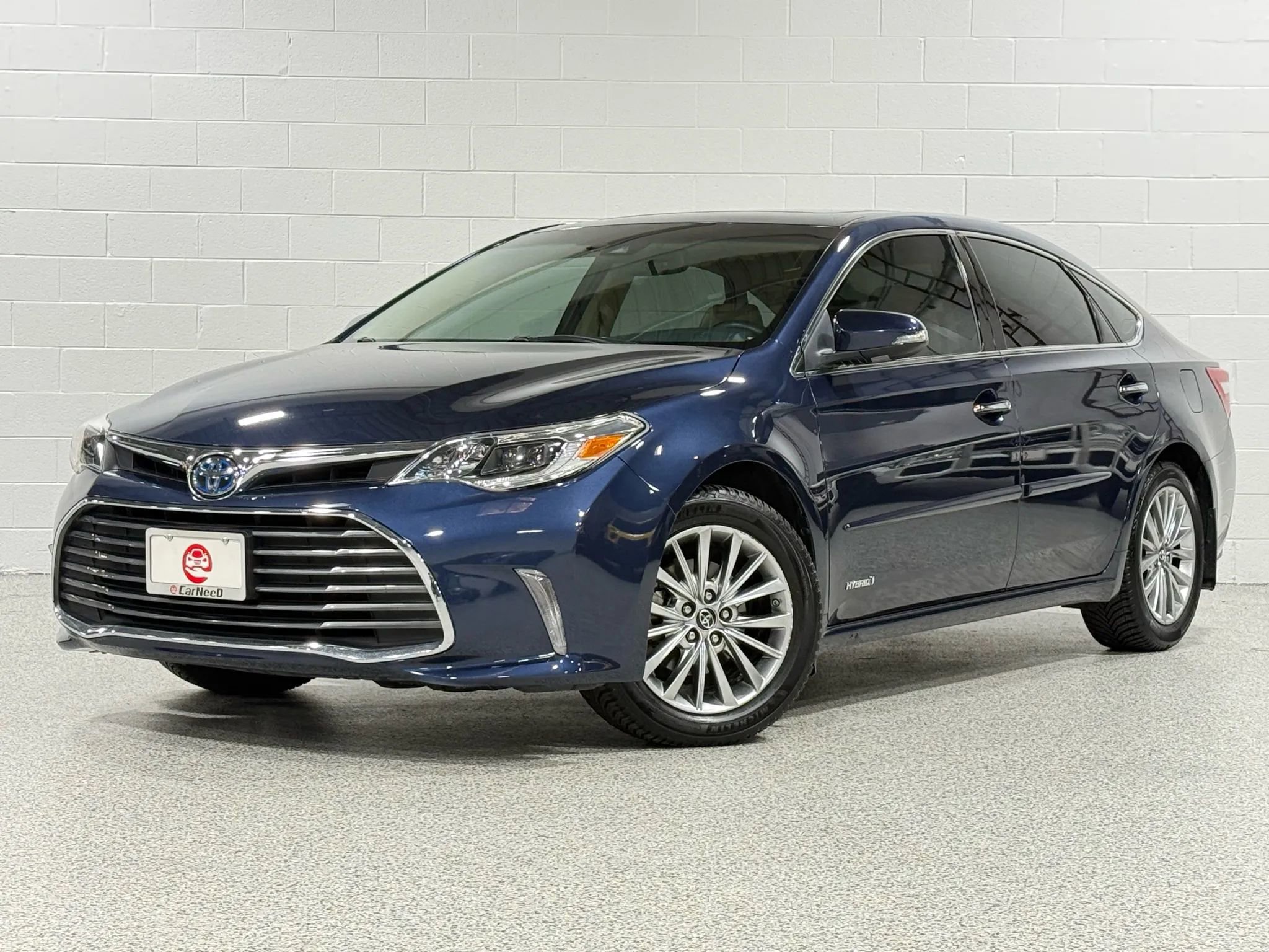 Used 2018 Toyota Avalon Limited image 2