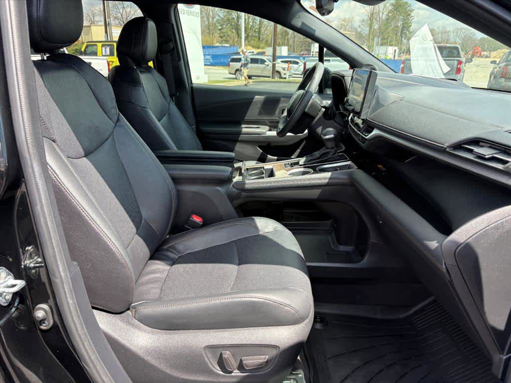 Used 2025 Toyota Sienna Platinum FWD image 6