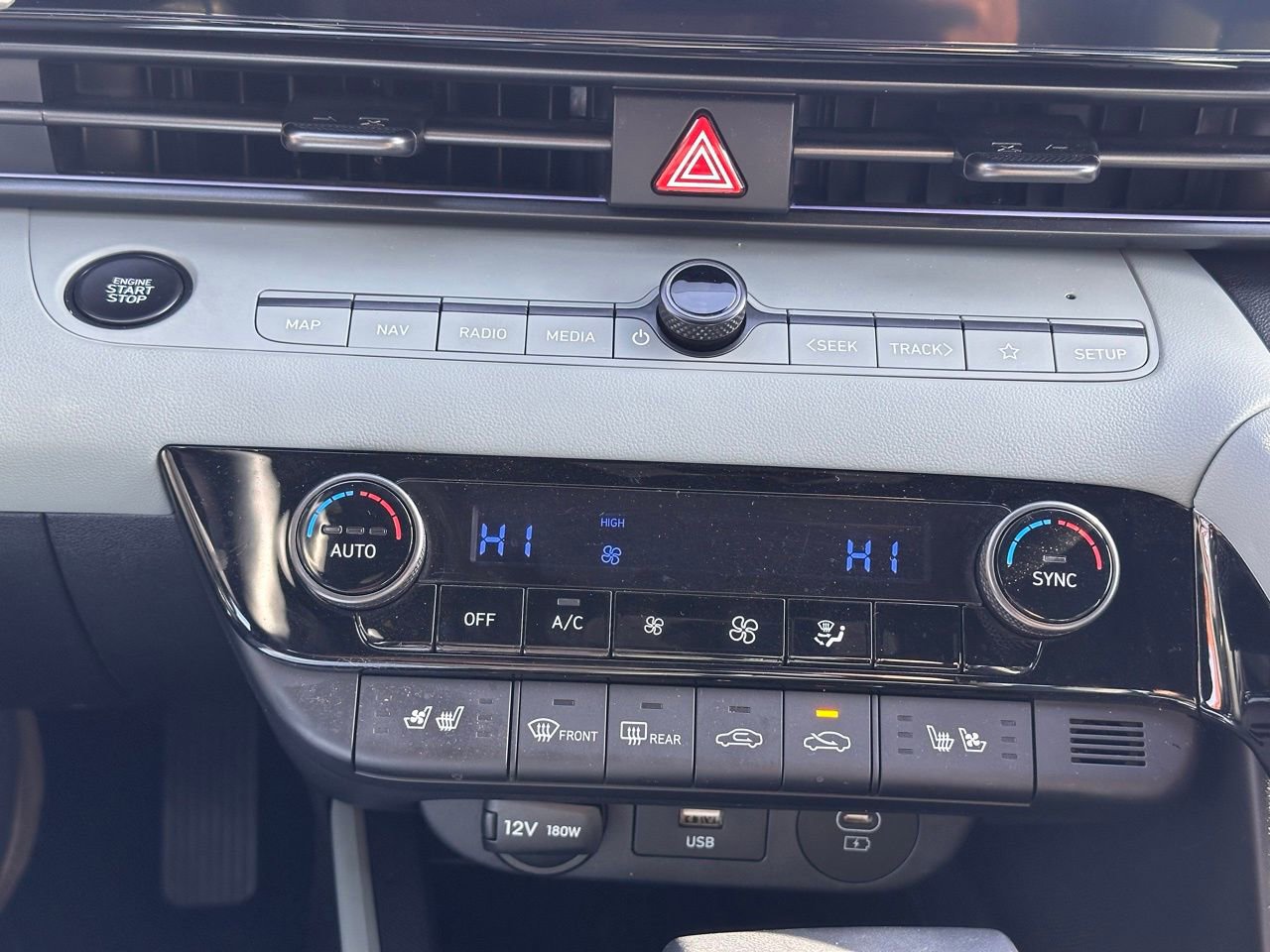 Certified 2024 Hyundai Elantra Limited image 35