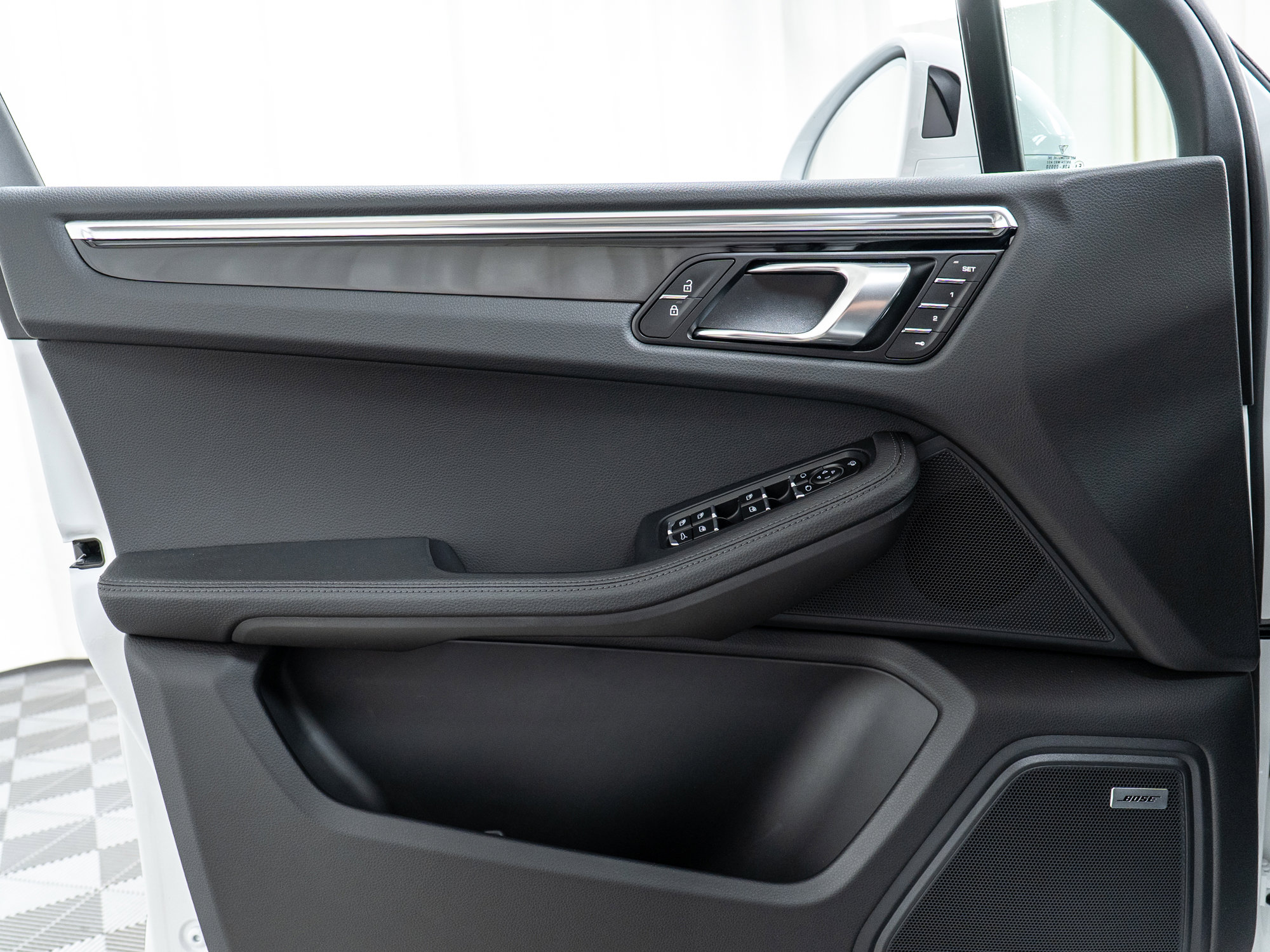Certified 2025 Porsche Macan image 14