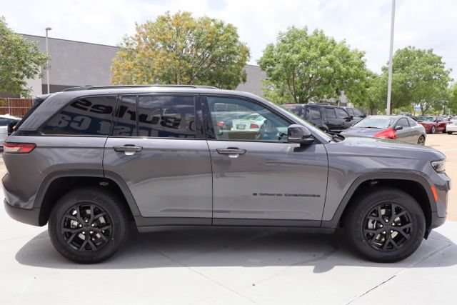 Used 2024 Jeep Grand Cherokee Altitude RWD image 5