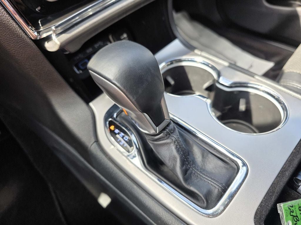 Used 2019 Jeep Grand Cherokee Altitude RWD image 12