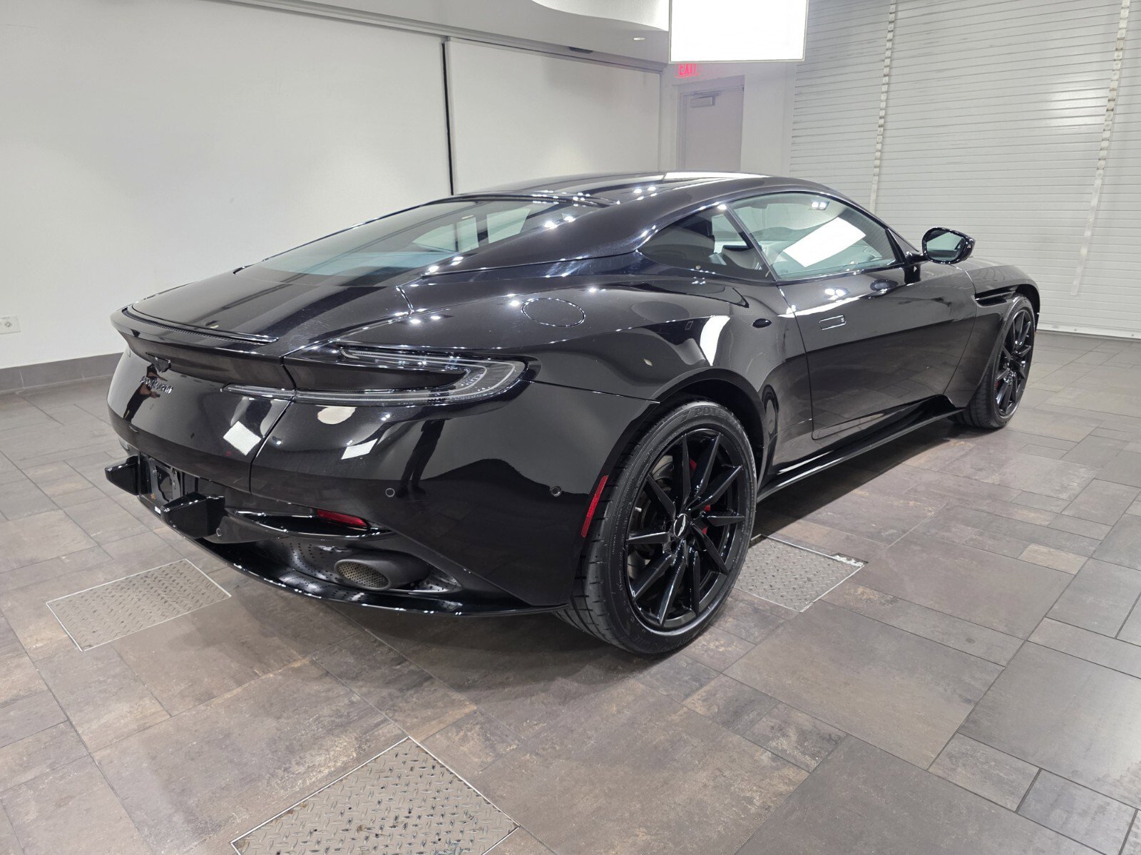 Used 2021 Aston Martin DB11 Coupe image 25