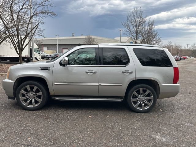 Used 2010 Cadillac Escalade Luxury image 2