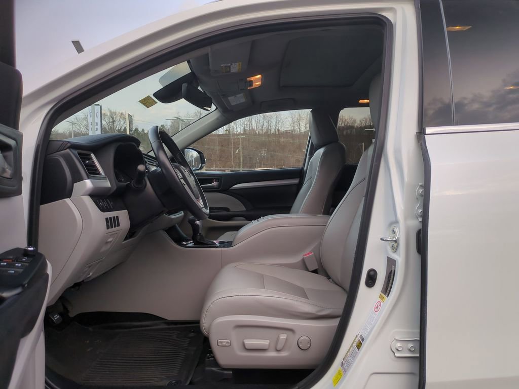 Used 2017 Toyota Highlander XLE image 12