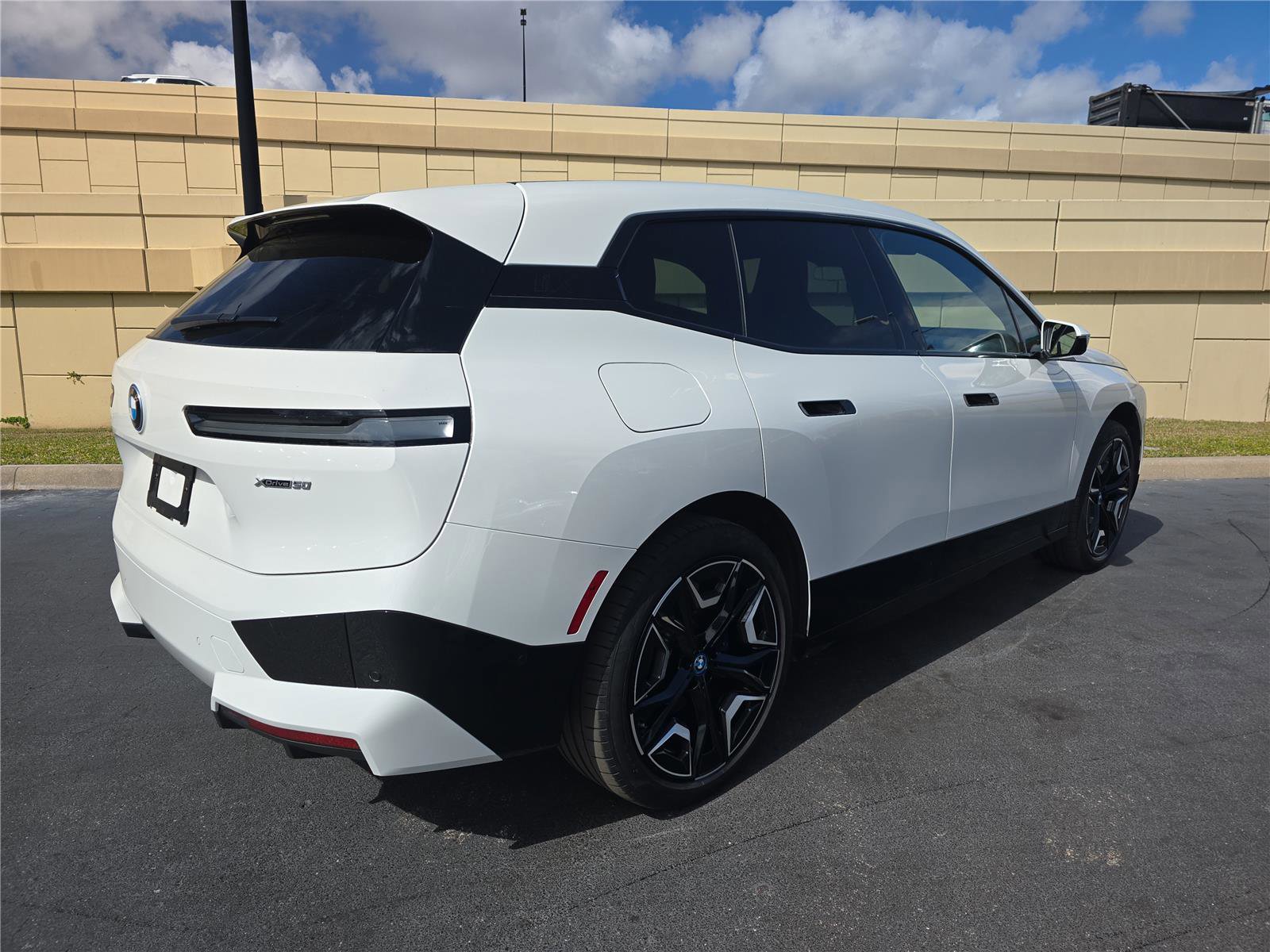 Used 2023 BMW iX xDrive50 w/ Sport Package image 3