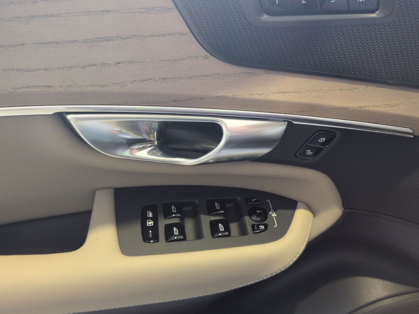 New 2026 Volvo XC90 T8 Plus w/ Protection Package Premier AWD/4WD image 23