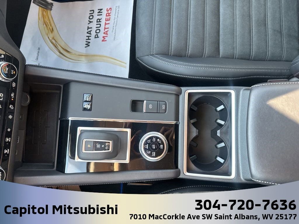 New 2025 Mitsubishi Outlander SE image 31