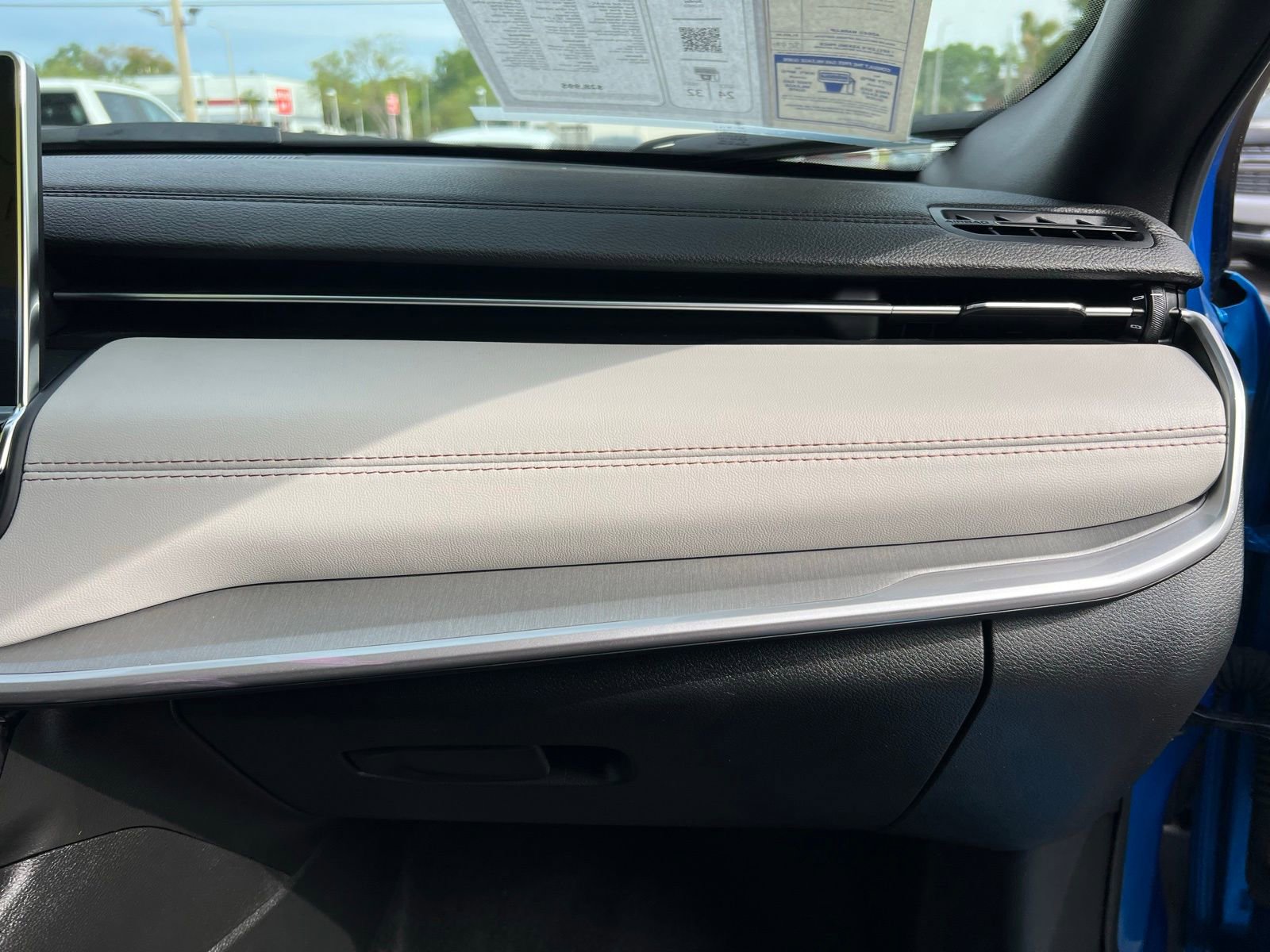 Used 2025 Jeep Compass Limited image 55