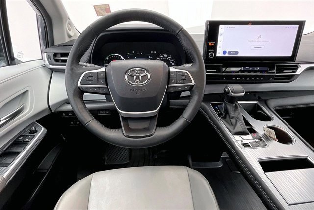 Used 2025 Toyota Sienna XLE image 4