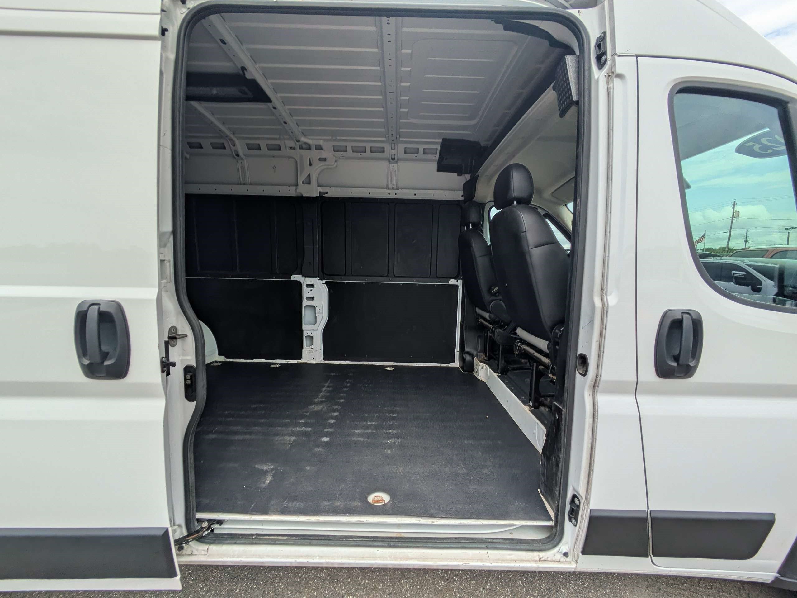 Used 2025 RAM ProMaster 2500 w/ Convenience Group FWD image 14