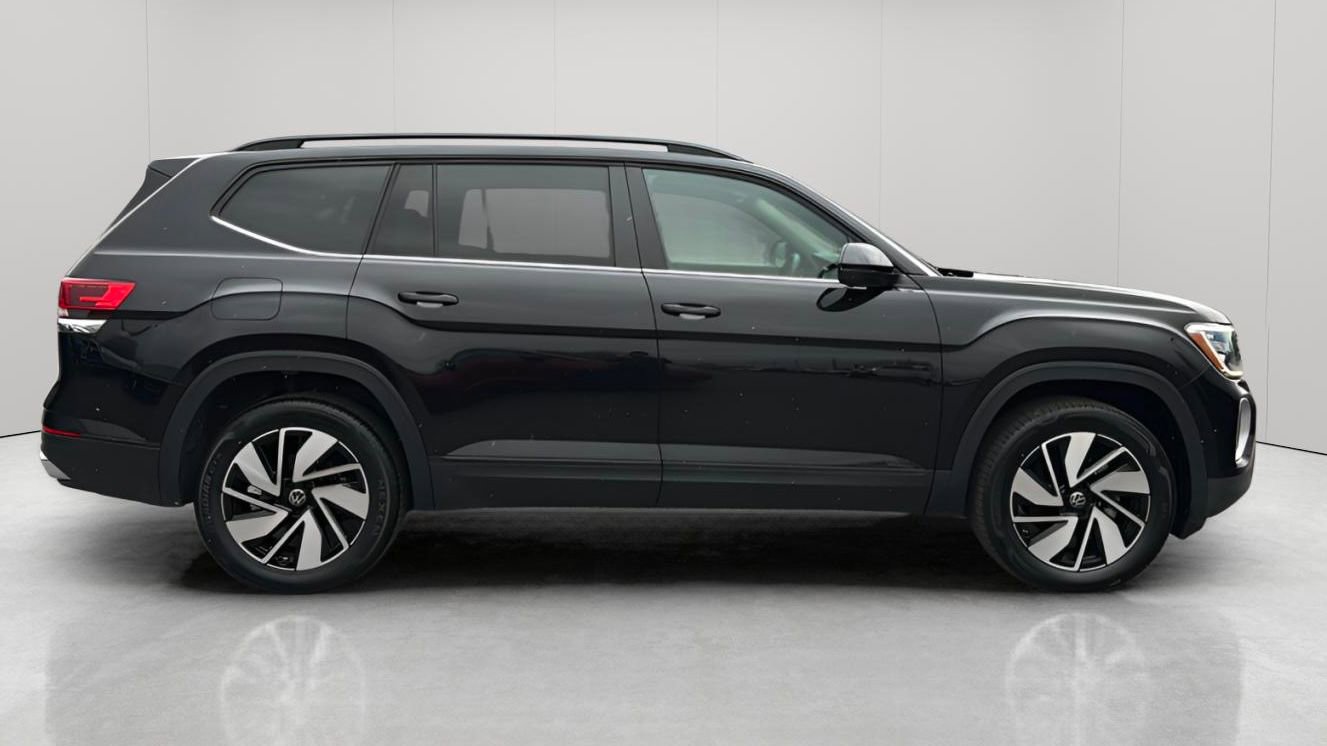 Used 2025 Volkswagen Atlas SE image 3