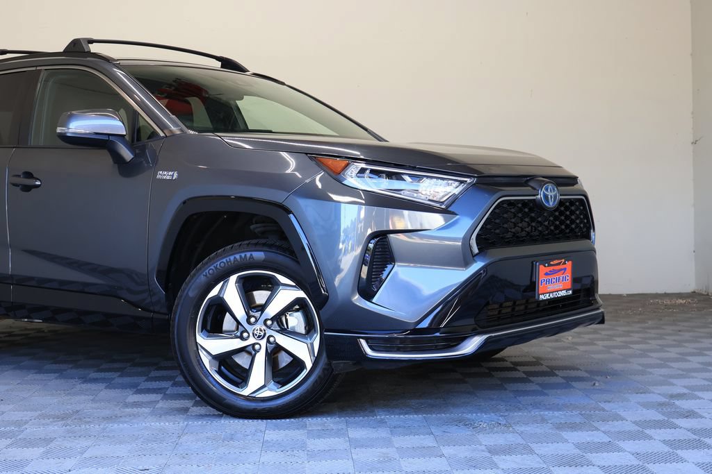 Used 2021 Toyota RAV4 SE w/ Weather & Moonroof Package AWD/4WD image 3