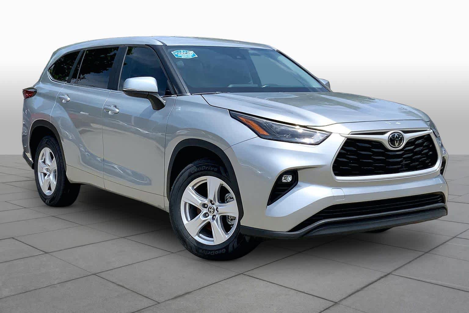 Used 2023 Toyota Highlander LE FWD image 3