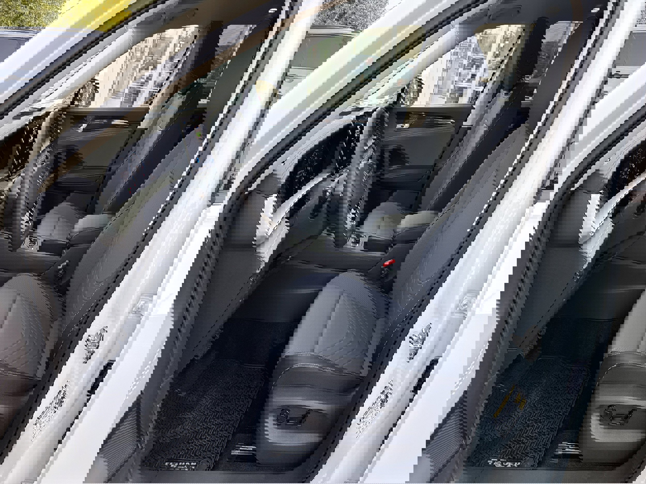 New 2025 Volkswagen Tiguan SE image 11