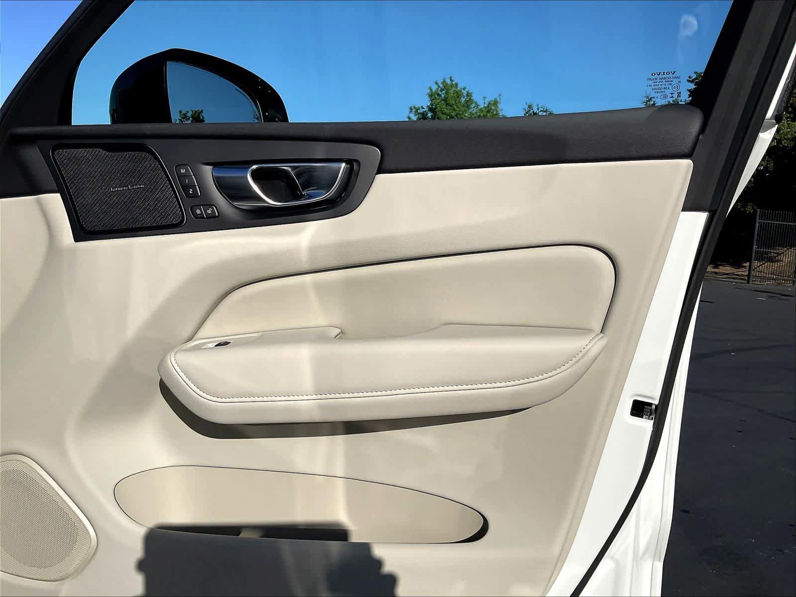 New 2026 Volvo XC60 T8 Ultra w/ Protection Package Premier AWD/4WD image 30