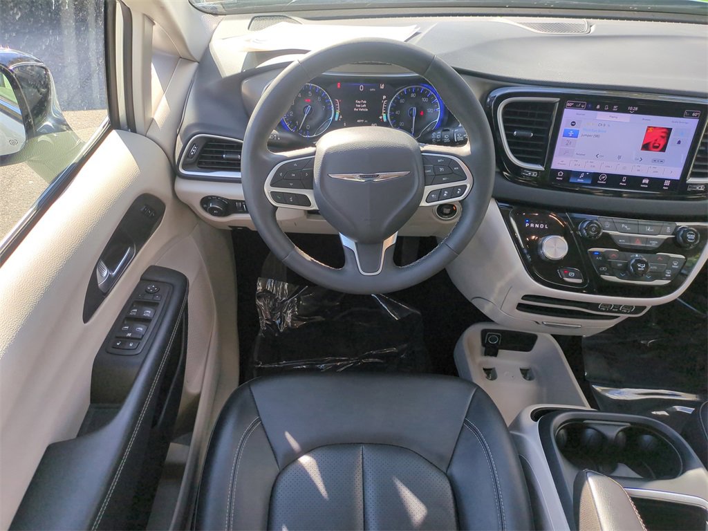 Used 2024 Chrysler Pacifica Touring-L image 18
