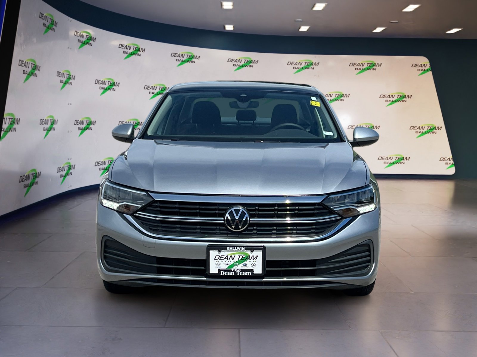 Used 2024 Volkswagen Jetta SE image 2