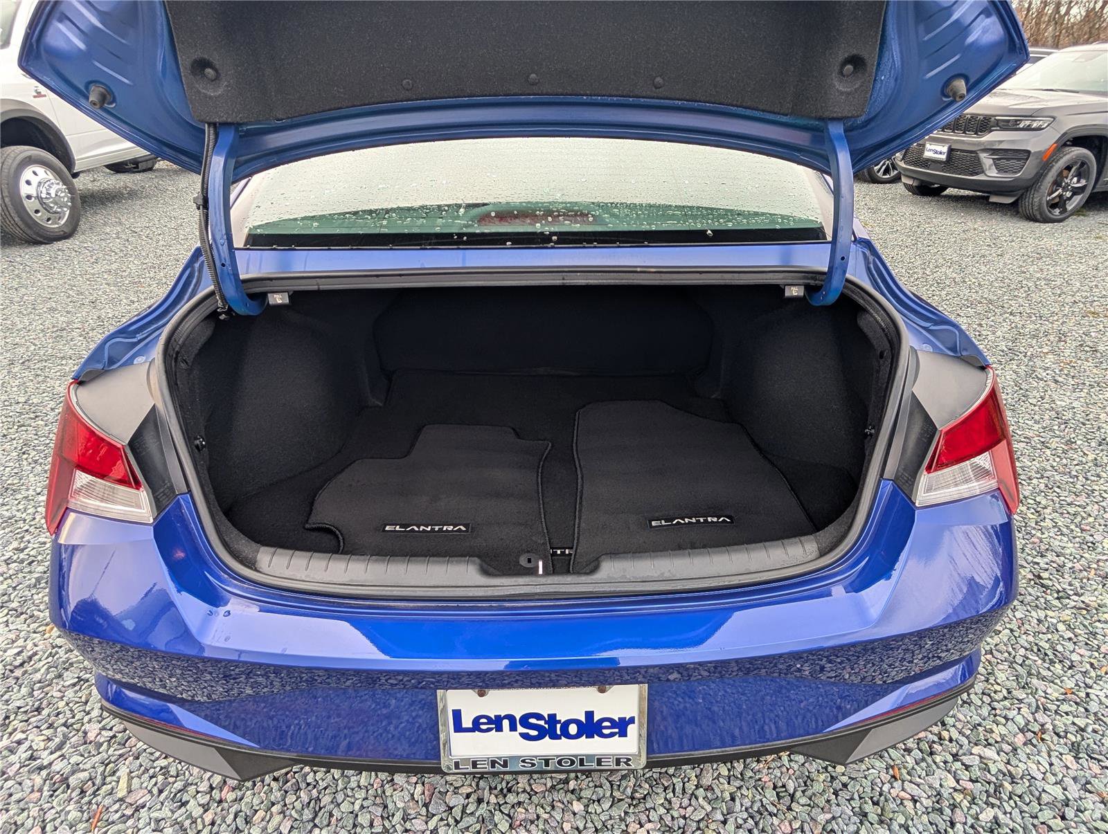 Used 2023 Hyundai Elantra SEL w/ Convenience Package image 12