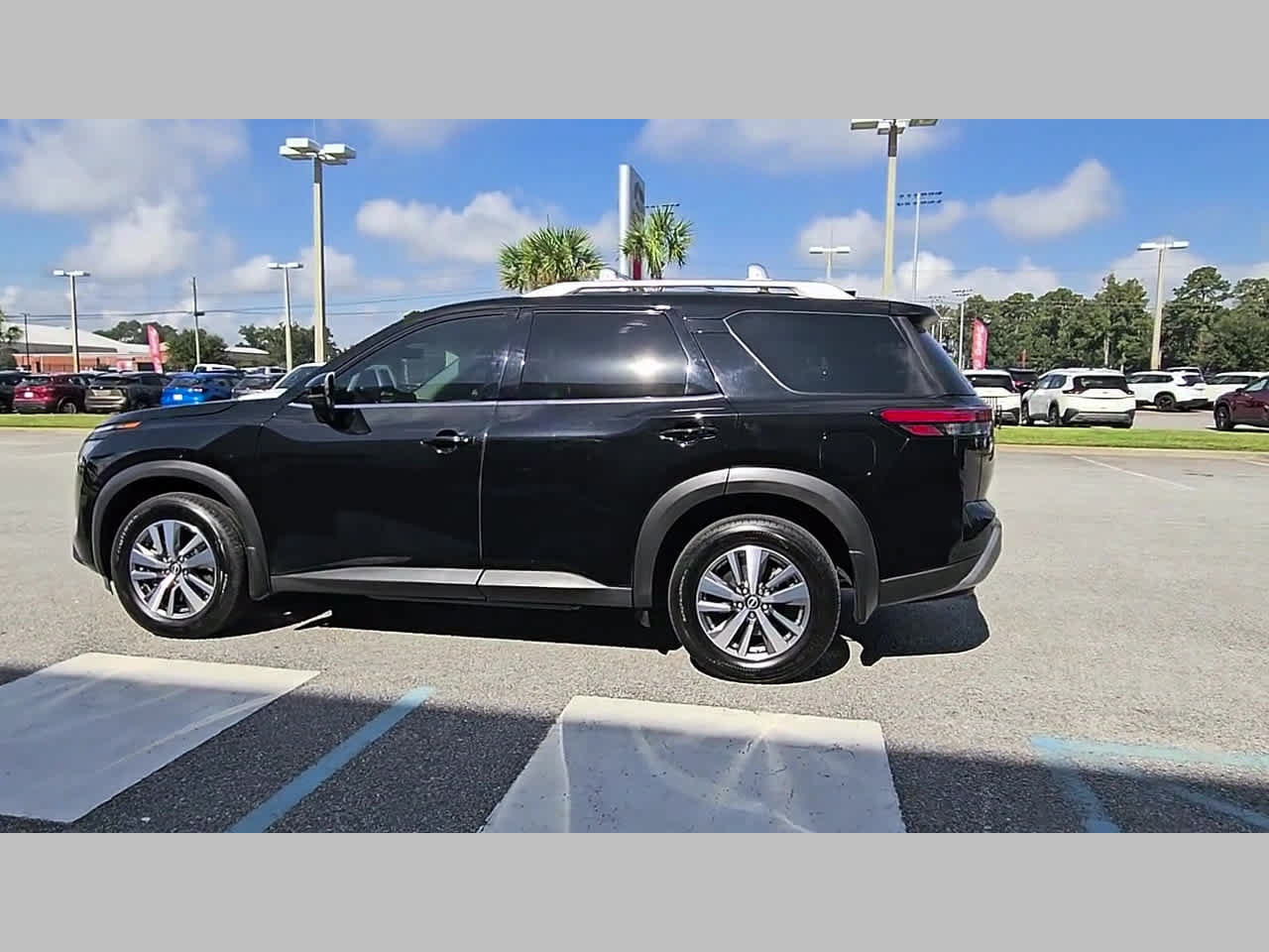 Used 2023 Nissan Pathfinder SL AWD/4WD image 28