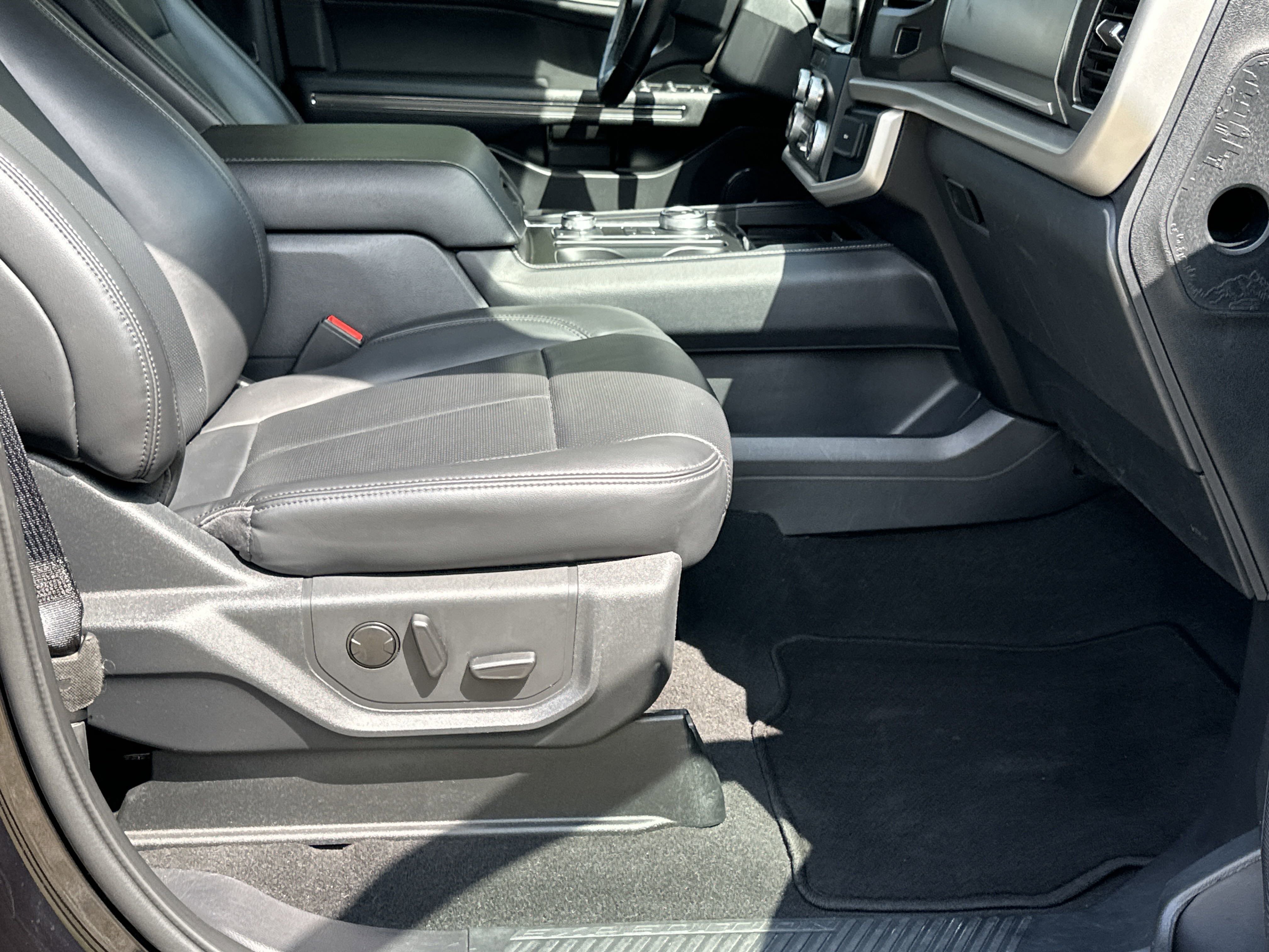 Used 2024 Ford Expedition Max XLT image 13