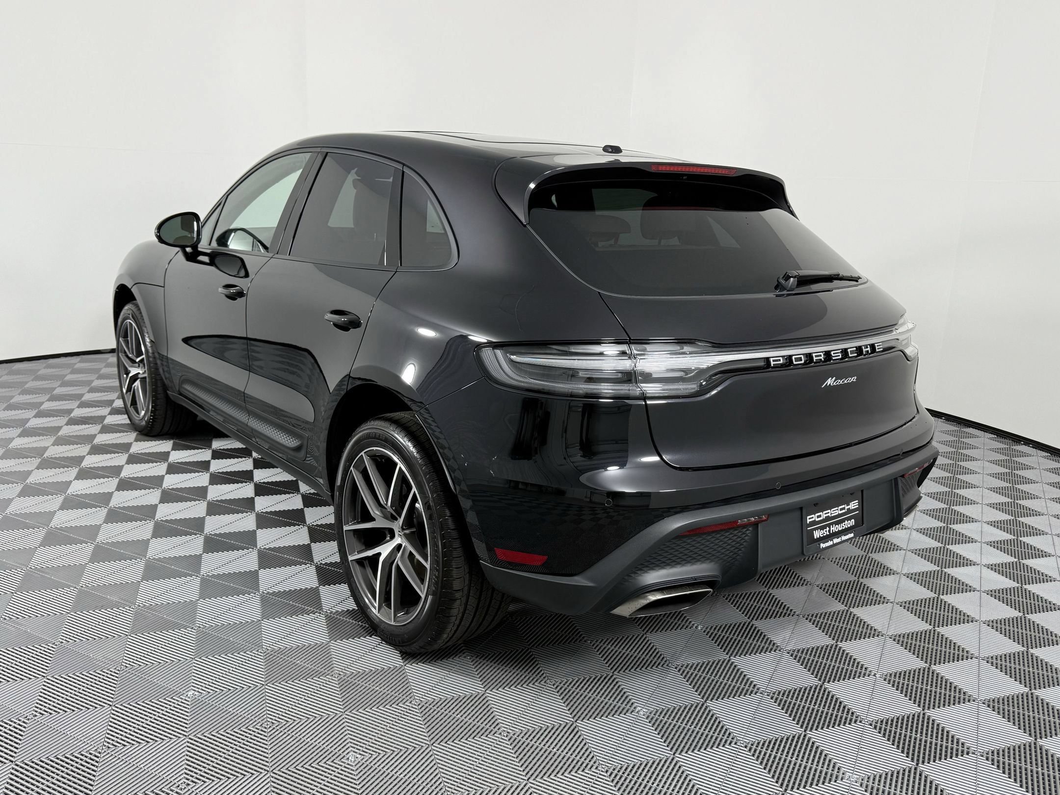 Certified 2026 Porsche Macan AWD/4WD image 3