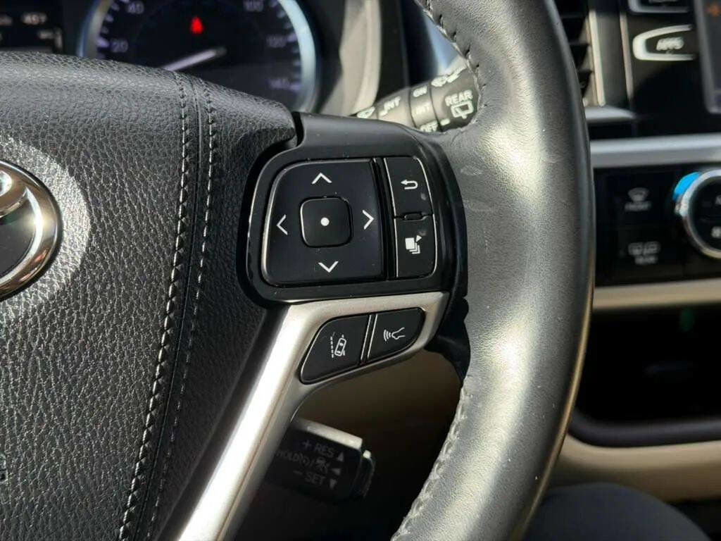 Used 2018 Toyota Highlander XLE image 15