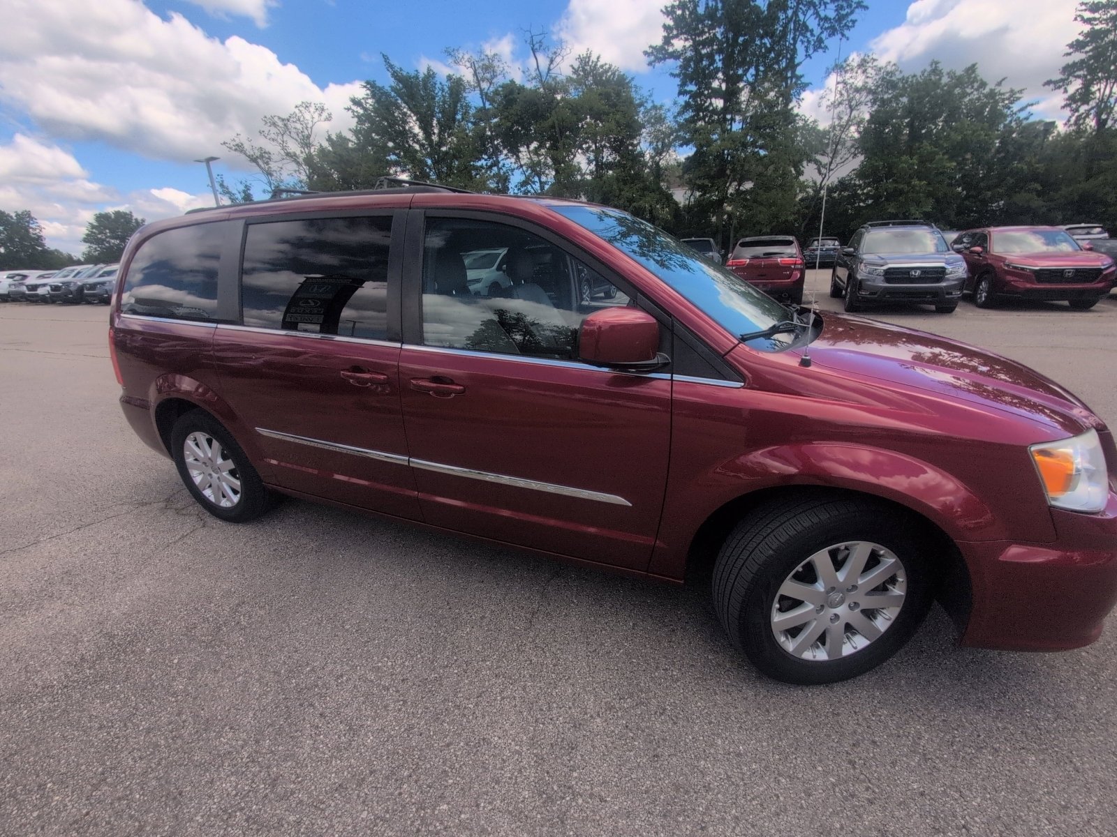 Used 2015 Chrysler Town & Country Touring FWD image 32