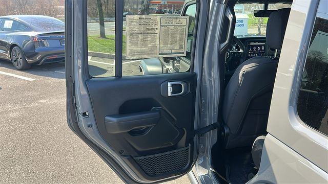 Used 2023 Jeep Wrangler Unlimited w/ Sun & Screen Package image 20