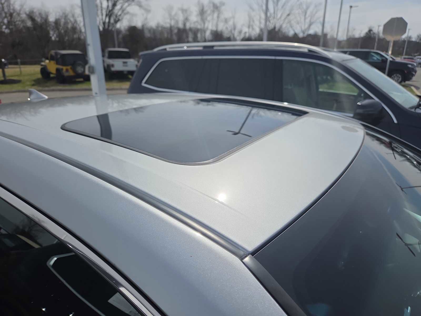 Used 2022 Toyota Avalon XLE w/ Moonroof Package image 2