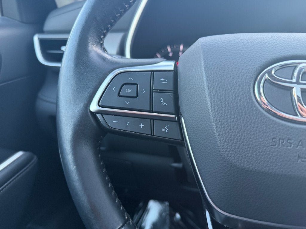 Used 2021 Toyota Highlander XLE AWD/4WD image 16
