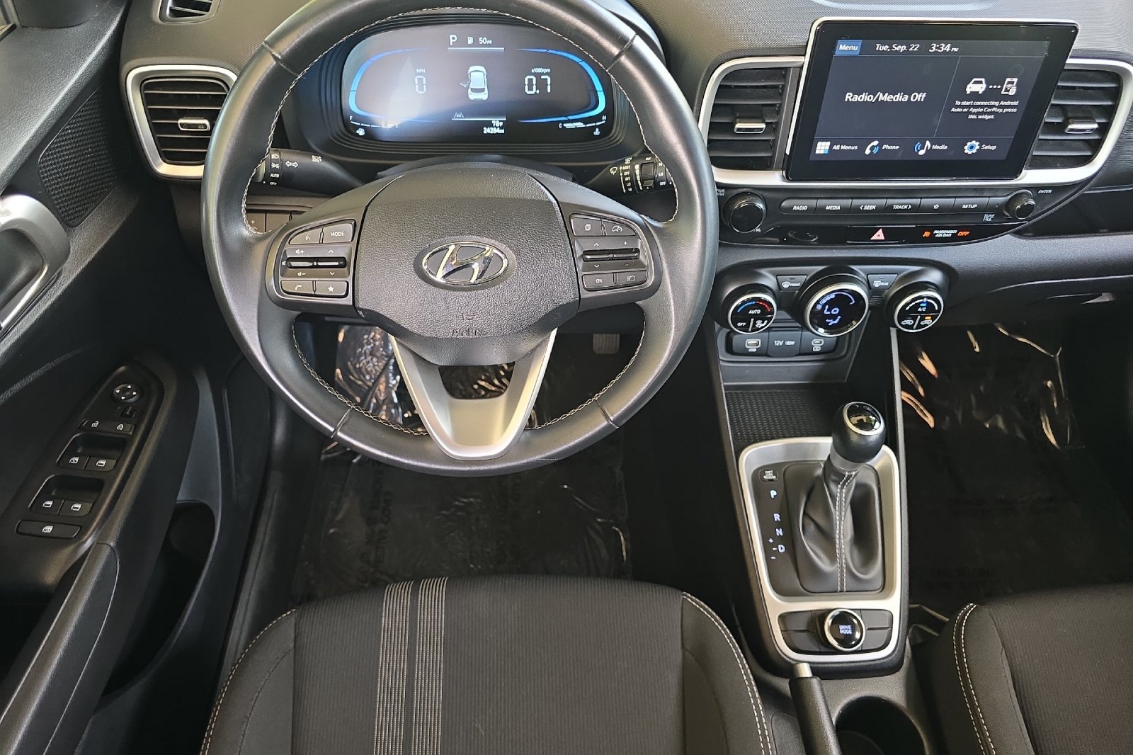 Used 2025 Hyundai Venue SEL FWD image 14