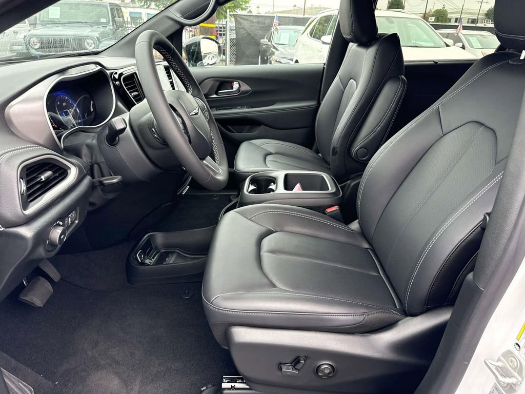 New 2026 Chrysler Pacifica Select image 20