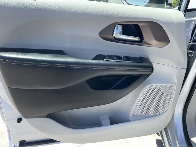 Used 2022 Chrysler Voyager LX FWD image 21