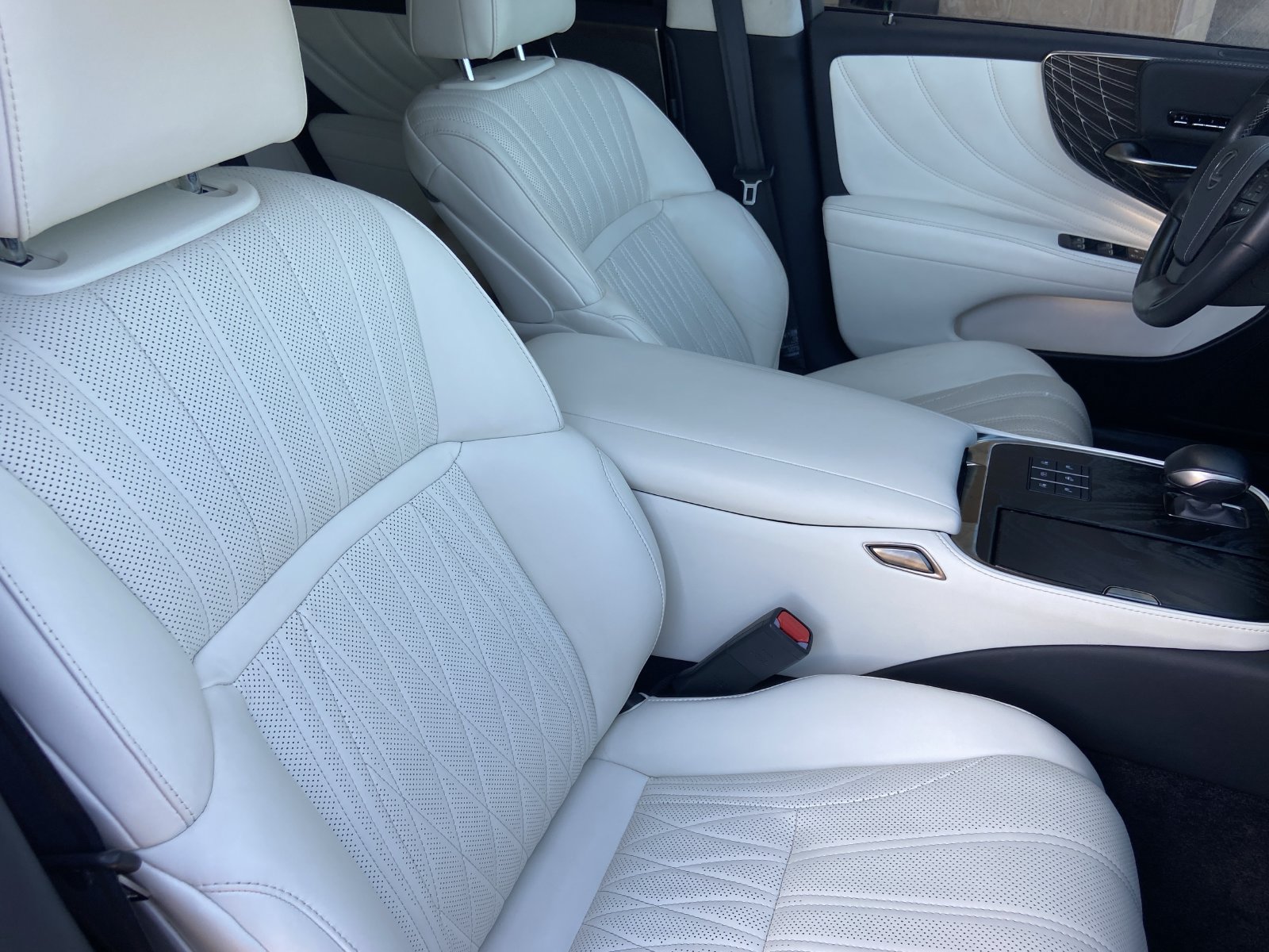 Used 2023 Lexus LS 500h AWD w/ Luxury Package image 10
