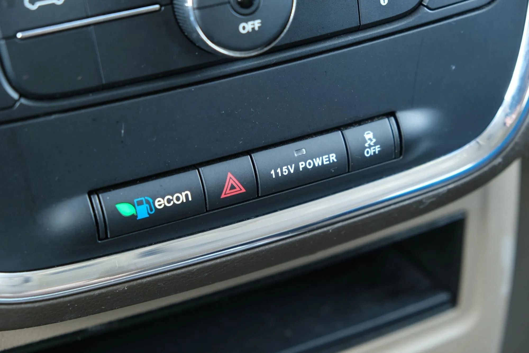 Used 2015 Chrysler Town & Country Touring image 33