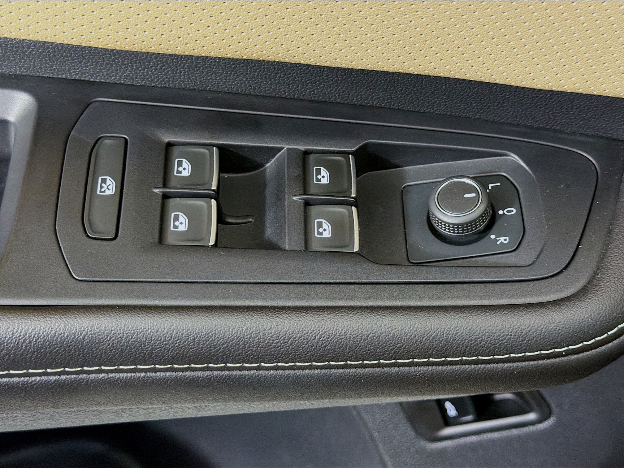 Used 2024 Volkswagen Atlas Cross Sport SE FWD image 15